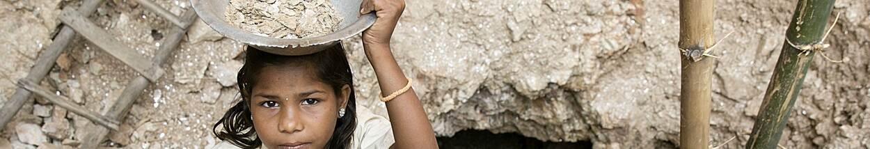 Jong Indiaas meisje in een mineralenmijn