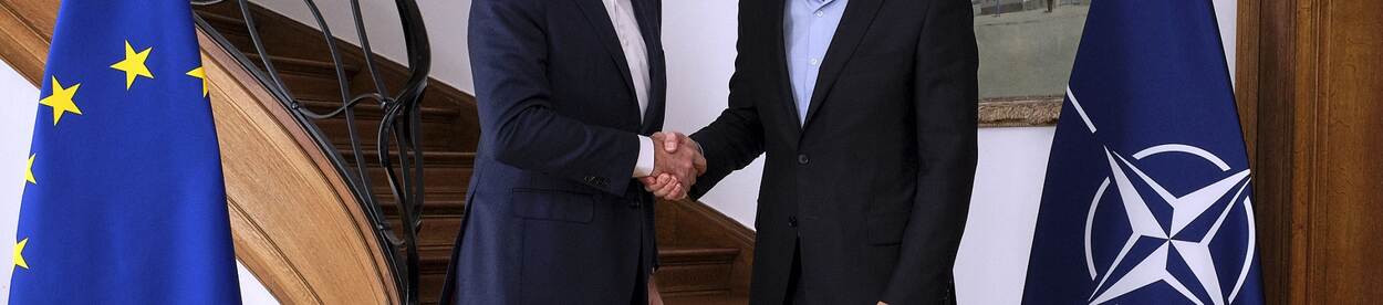 Charles Michel en Jens Stoltenberg schudden elkaar de hand